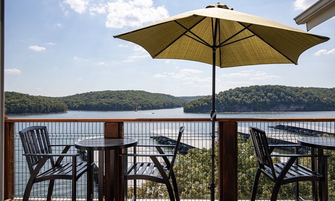 Kaiser Condominio | Amazing Lake Views with Pool, Loft, & Balcony
