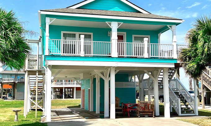 Crystal Beach Casa | AMAZING LOCATION ~ Fisherman's Catch ~ Crystal Beach Access ~ Pet Friendly