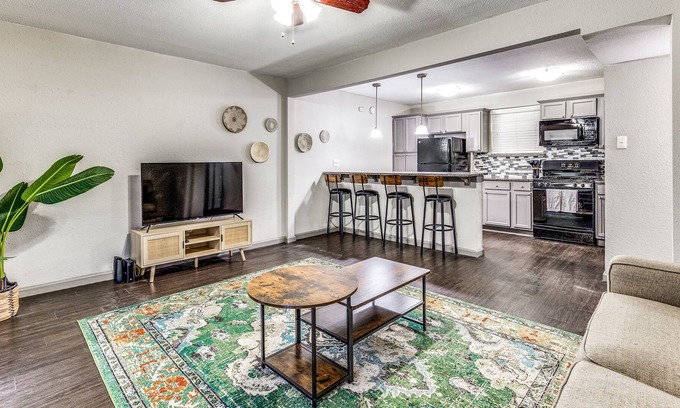 Fort Worth Cultural District Apartamento | Amazing Location + Comfy Bed + FAST WIFI + 1B1B