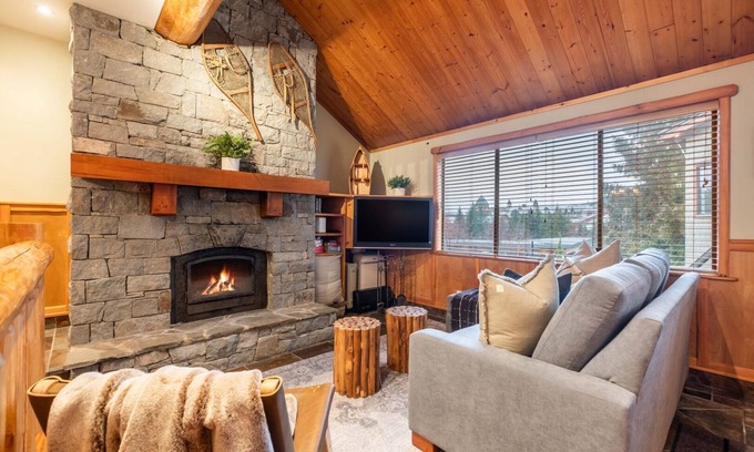 Whistler Village Condominio | Amazing location | Private hot tub | Free parking