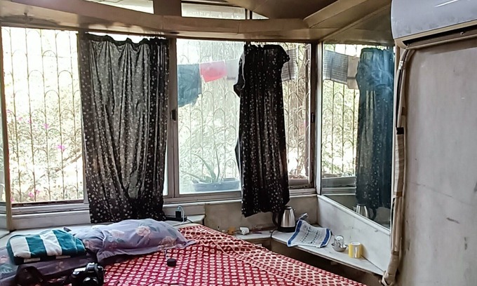 Koregaon Park Apartamento | Amazing Marble Bedroom with Romantic Tub