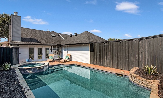Far North Dallas Casa | Amazing Modern N Dallas Retreat, Superb location, Pet friendly, Salt water pool