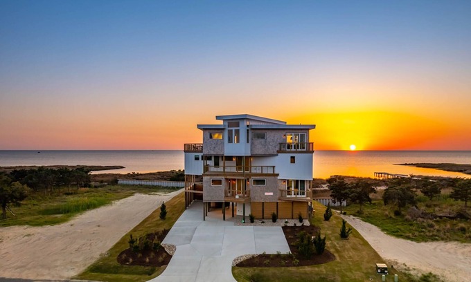 Salvo Casa | Amazing Newly Built Modern Home w/ Saltwater Pool - Simply the best!