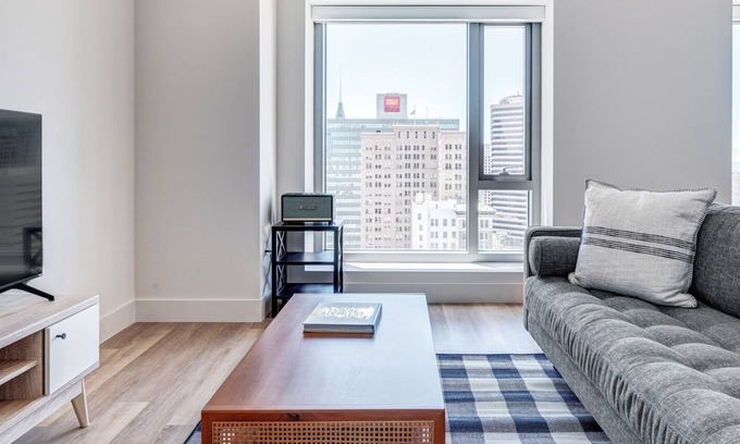 Downtown Oakland Apartamento | Amazing Oakland 1BR w/ AC, W/D, Sky Deck, next to BART, by Blueground