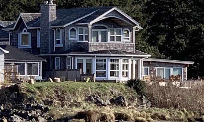 Cannon Beach Casa | Increíbles vistas al mar y al estuario! Relájese en la cubierta (jacuzzi y fogata)