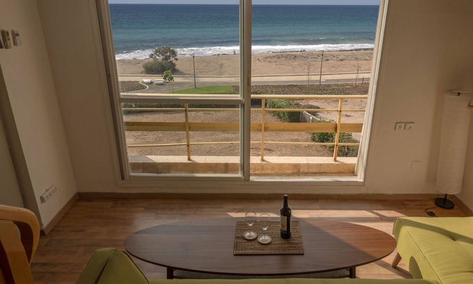 Elqosh Apartamento | Amazing Ocean View: Beachfront-Entire Apartment