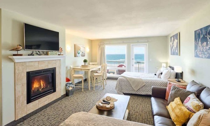 Logsden Condominio | Amazing Ocean View Suite - Sleeps Six - Pool Access & Hot Tub!