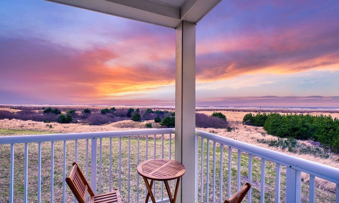 Long Beach Condominio | AMAZING Ocean Views, Pets OK, Elevator, In Town, FAST WiFi (VHaven)