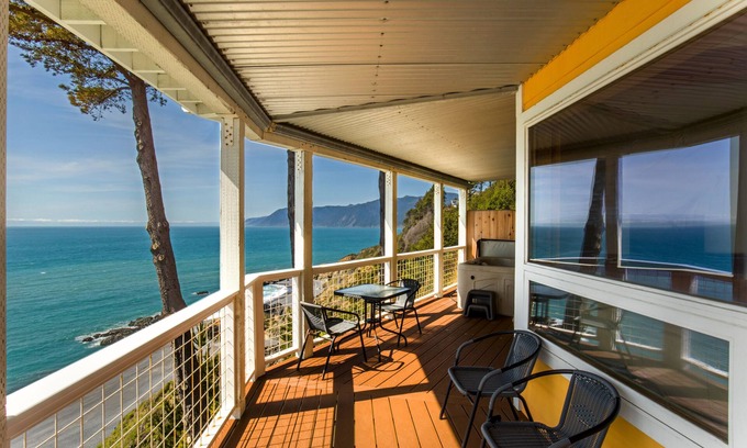 Shelter Cove Condominio | Amazing Oceanview! Private Hot Tub! Oceanfront! Shelter Cove, CA