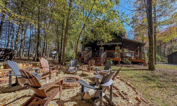 North Glade Hills Casa | Amazing Outdoor Space with Amenities Galore! Hot Tub, Fire Pit, and More!