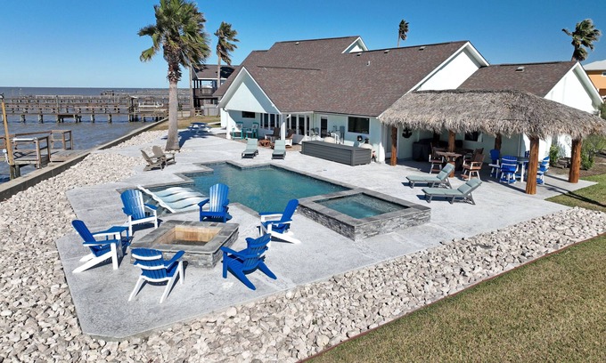 Rockport Casa | Amazing Pool, Hottub, Pier, Palaypa, Fire pit and BBQ Area!
