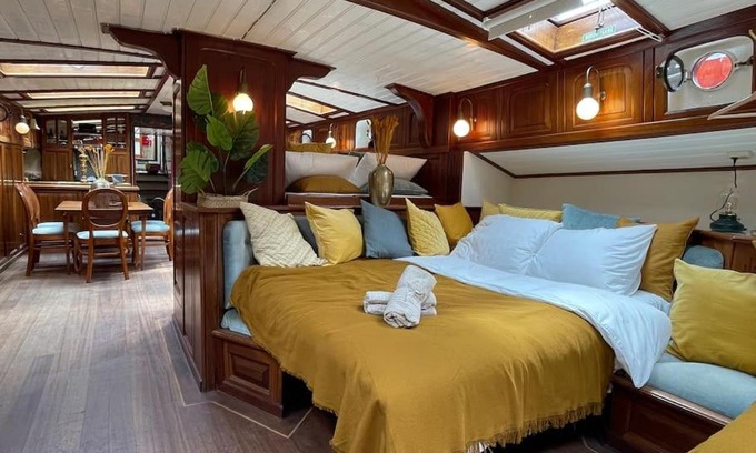 Amsterdam East Alquiler De Eote | AMAZING PRIVATE LUXURY BOAT ACCOMMODATION