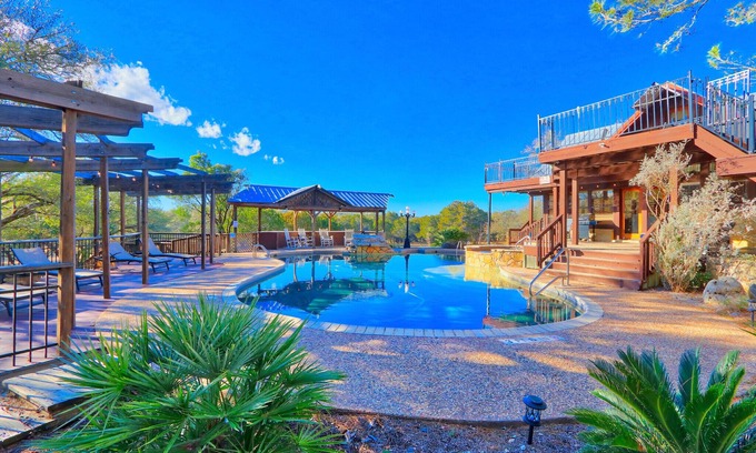 Wimberley Casa | Amazing Ranch Sleeps 42 Plus! Ubicado en 75 acres con piscina y granero