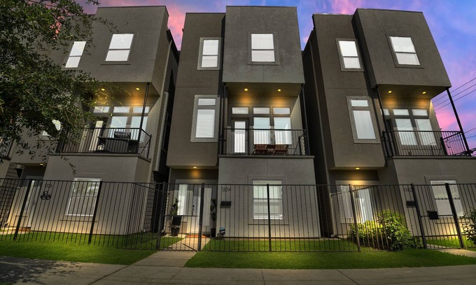 East Downtown Houston Casa | 🌟Amazing Rooftop🌟Downtown Skyline Views🌃Sleeps 15🛏️