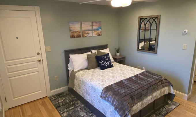 Plymouth Apartamento | Amazing Studio-7 min walk to BID Hosp 15 min to D-town w/ W/D, DW MW Jacuzzi tub