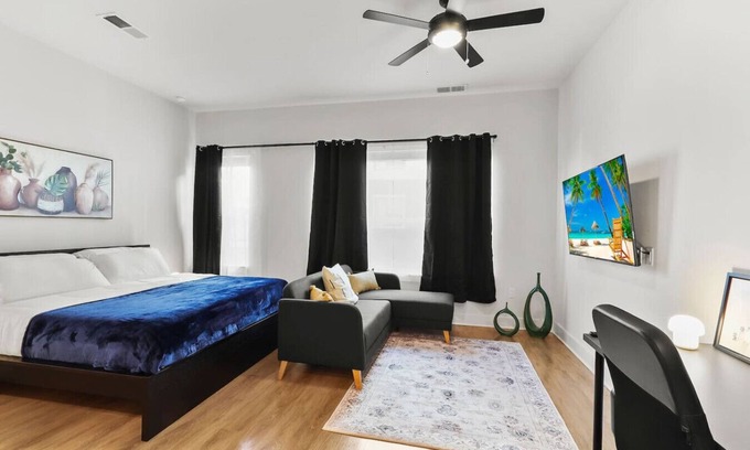 North Hyde Park Apartamento | Amazing Studio |Near Beach & Downtown | Pool & Gym
