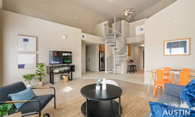 West Campus Apartamento | Amazing Sunset Views from W Campus Loft Style Apt