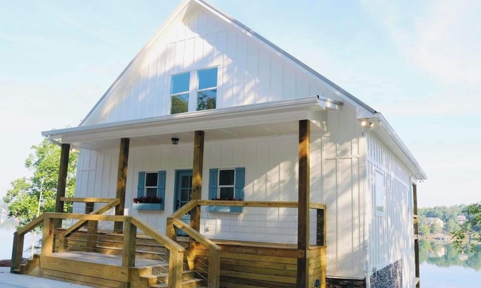 Arley Casa | AMAZING view! "EASY LIKE SUNDAY MORNING" on Smith Lake is YOUR new happy place!
