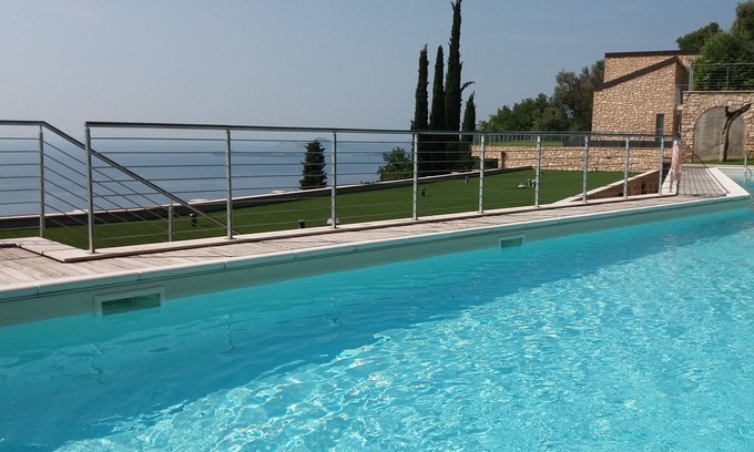 Toscolano Maderno Apartamento | impresionante vista sobre el lago de Garda, con diseño de la piscina