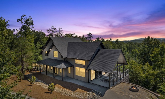Gatlinburg - Pigeon Forge Cabina | Amazing Views, Indoor Pool, Basketball Hoop, Hot Tub, Pool & Poker Table