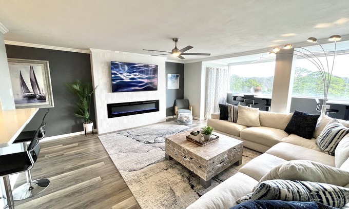 Mid America Condominio | Amazing Views of Lake Hamilton! Huge Pool! Complimentary Snack Basket.