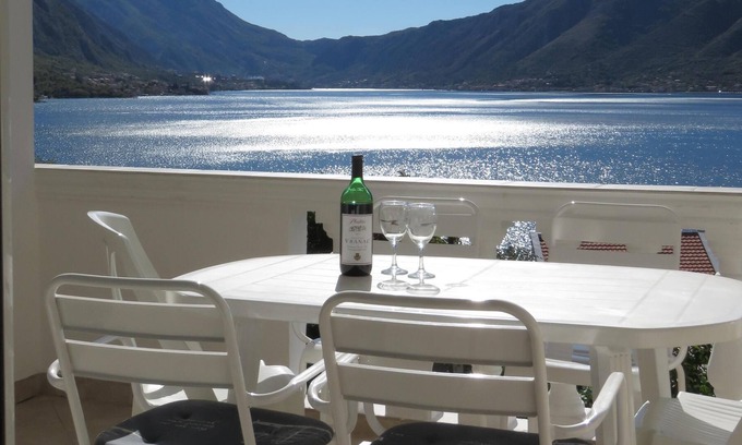 Orahovac Apartamento | Impresionantes vistas sobre la bahía de Kotor desde el apartamento de Freya