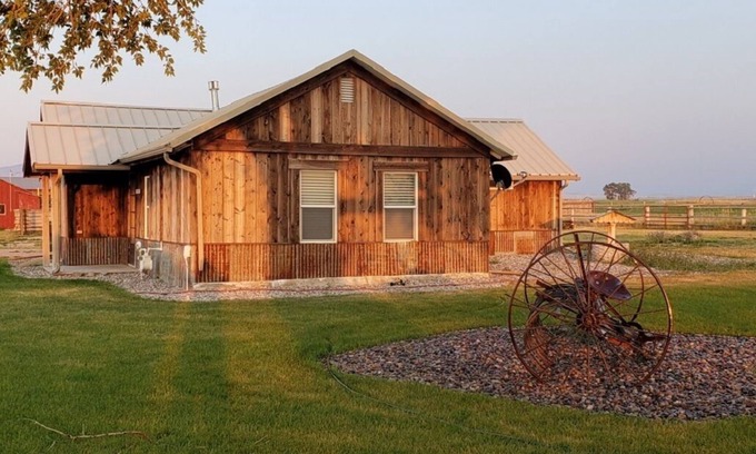 Dillon Cabaña | Amazing Views! Private, quiet, Cozy, Clean, Cottage just outside of Dillon MT