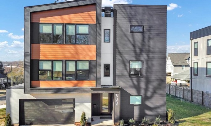 Charlotte Casa | AMAZING VIEWS Rooftop Patio, Gym and Game room