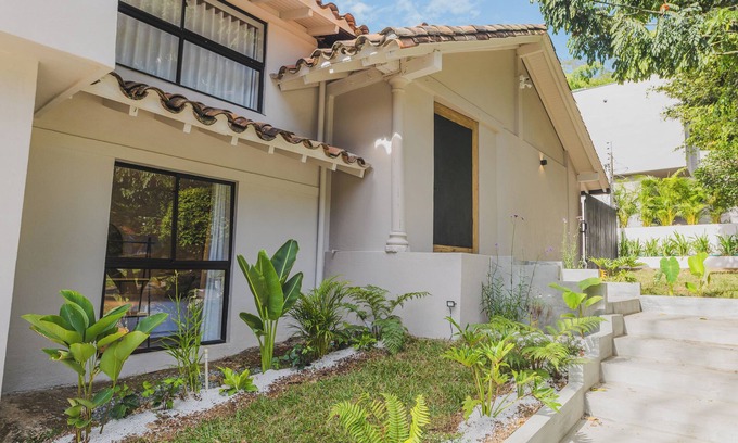 El Poblado Casa | Amazing Villa 7-bedroom house with Backyard Pool & Jacuzzi in Poblado Medellín