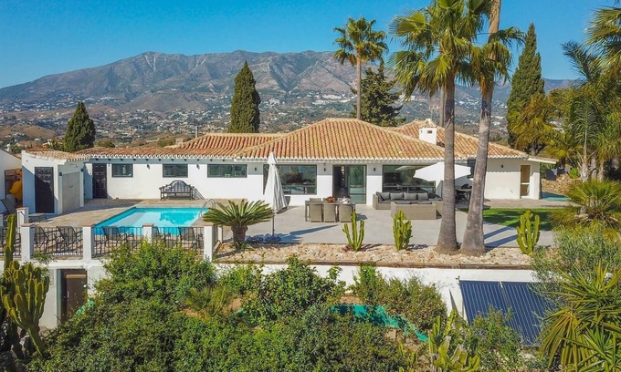 Mijas Villa | Increíble villa con vistas a la montaña, terraza, piscina y Wi-Fi