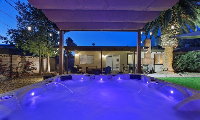 Paradise Casa | Amazing yard w/hot tub and golf 14 min from Strip