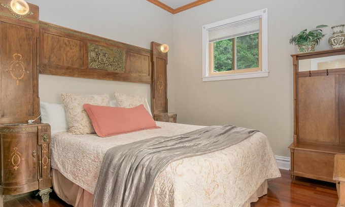 Newaygo Apartamento | Ambassador Suite at Newaygo Bed & Breakfast
