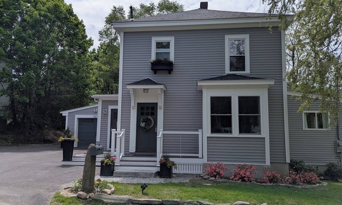 Boothbay Harbor Casa | Ambleside in Boothbay Harbor Maine! Perfect for Fall Foliage and Gardens Aglow!