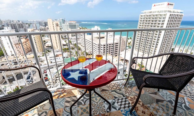 Condado Condominio | Lujoso 22nd FL. ¡BALCÓN! Vista a la playa! PISCINA! ESTACIONAMIENTO GRATUITO Y ACCESO INTERNO