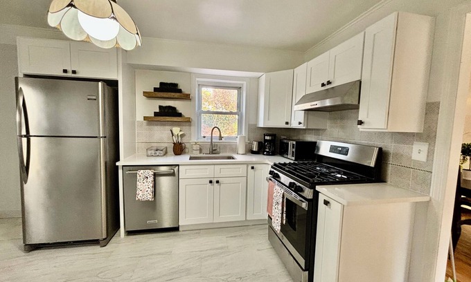 New Rochelle Casa | Amelia House - Newly Renovated 3bed-n1ba home in serene area