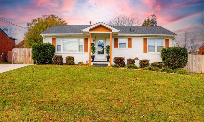 Greensboro Casa | ⭐️ Amelia’s Retreat ⭐️ @ Greensboro 🐕🏥🏙🏊♀️🛍🍔🥂 Close