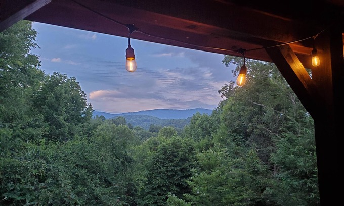 Boone Cabina | Amen Corner - Close to Boone! Hot Tub, Pet Friendly, Ping Pong, Foosball, Mountain Views