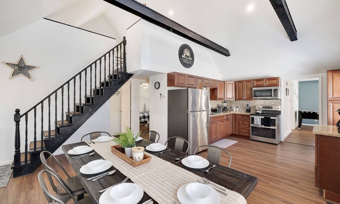 Thornhurst Chalet De Esquí | Amenity Filled Private Getaway on a cul-de-sac w/ AC, King Bed, Fire Pit & Games