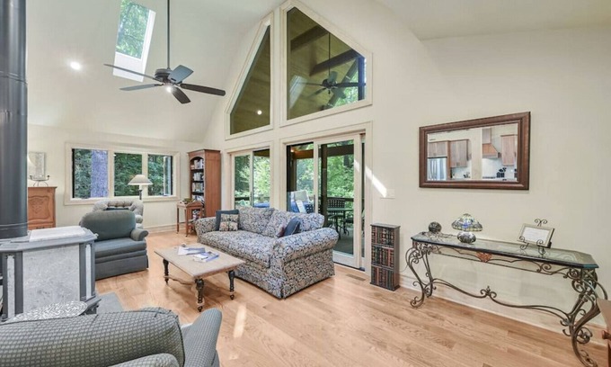 Weaverville Apartamento | Amenity-Packed Holiday Home