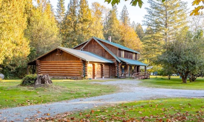 Marblemount Casa | American Alps Lodge: Riverfront, Hot Tub, EV Charger, Game Room