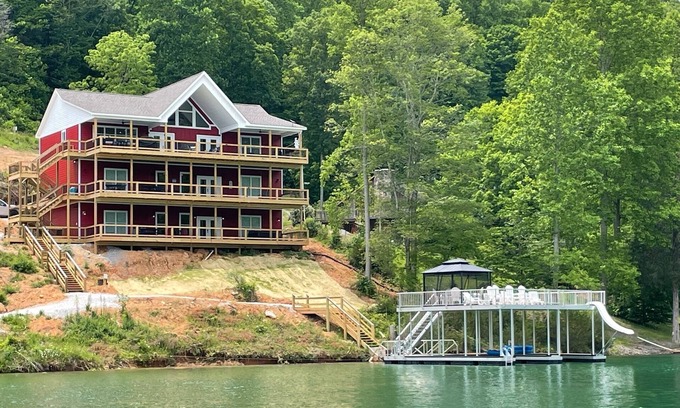 La Follette Casa | American Freedom Sleeps 38; Theater Rm.; Dbl Decker Dock w/slide&2 Covered slips