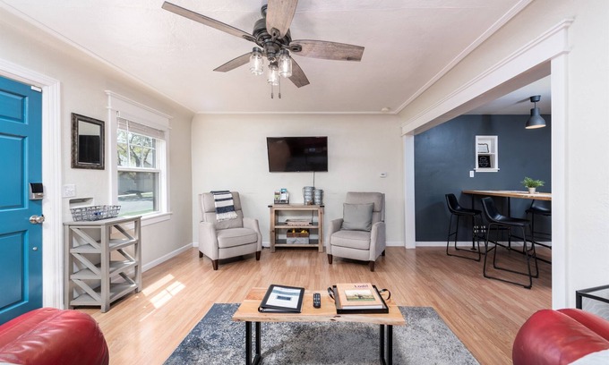 Lodi Cabaña | American Oak Cottage | Pet Friendly | 6-min walk to Downtown Food, Wine, & More!