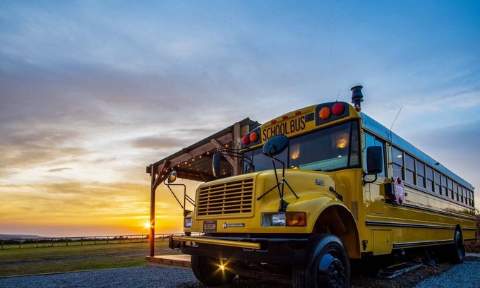 Tiers Cross Apartamento | American School Bus - 1 Bedroom - Blossom Farm