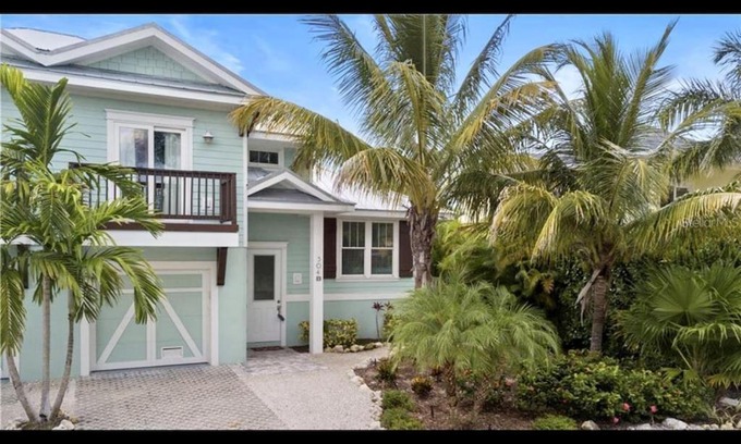 Holmes Beach Villa | AMI/Holmes Beach - 3/2 Home - Private Heated Pool and Yard - walk to beach