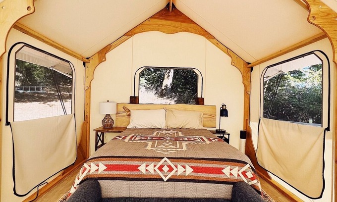 McMinnville Alquiler De RV | Amico Farm cozy wine country all weather Vista Tent with stunning views