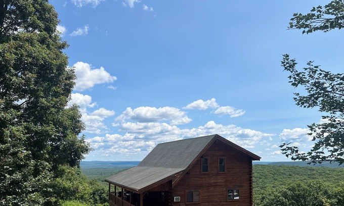 Hickory Hills Chalet De Esquí | Chalet de 6 dormitorios construido en Amish en el área de esquí / rafting Vista de 50 millas