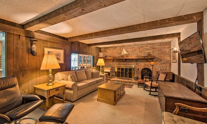 New Holland Apartamento | Amish Country Apartment w/ Cozy Fireplace!