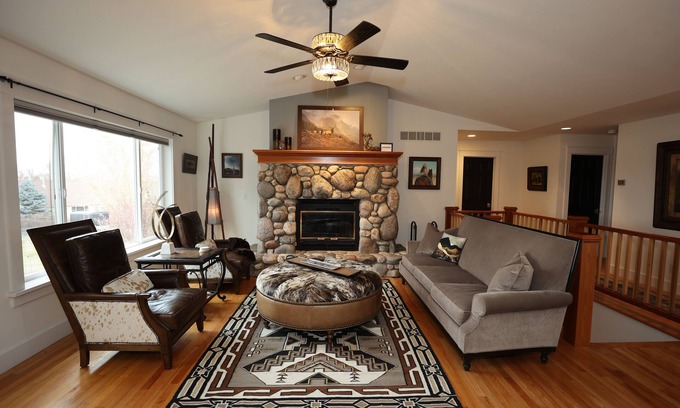 Bozeman Casa | Among The Aspens' Family Cottage