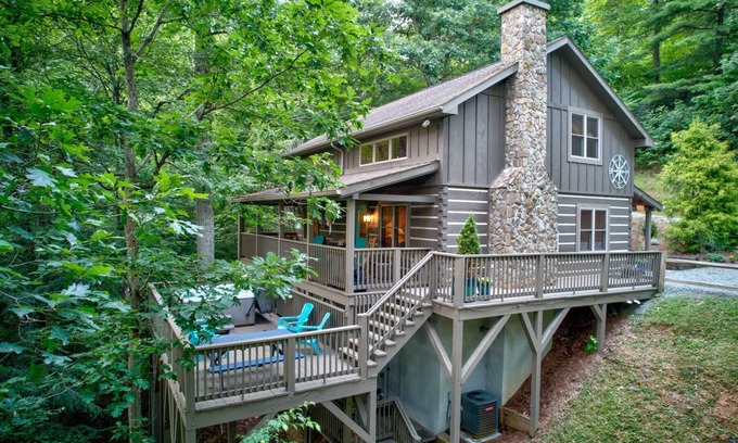 Vilas Cabina | Among the Trees - Valle Crucis Cabin with hot tub, Pool Table, Pond, Fire pit