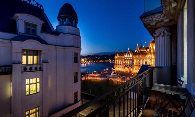 Belvaros - Lipotvaros Apartamento | Amora Homes Breathless view Parliament 2 Luxury Suites with terrace FREE PARKING RESERVATION NEEDED